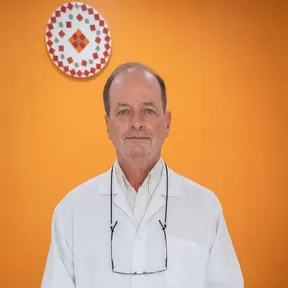 Dr. Eduardo Blikstein de jaleco no consultório